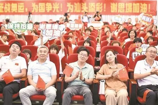 “他復出才一年多，能奪冠真的很不容易” 謝思埸家人與汕頭體校師生昨晚一起觀賽